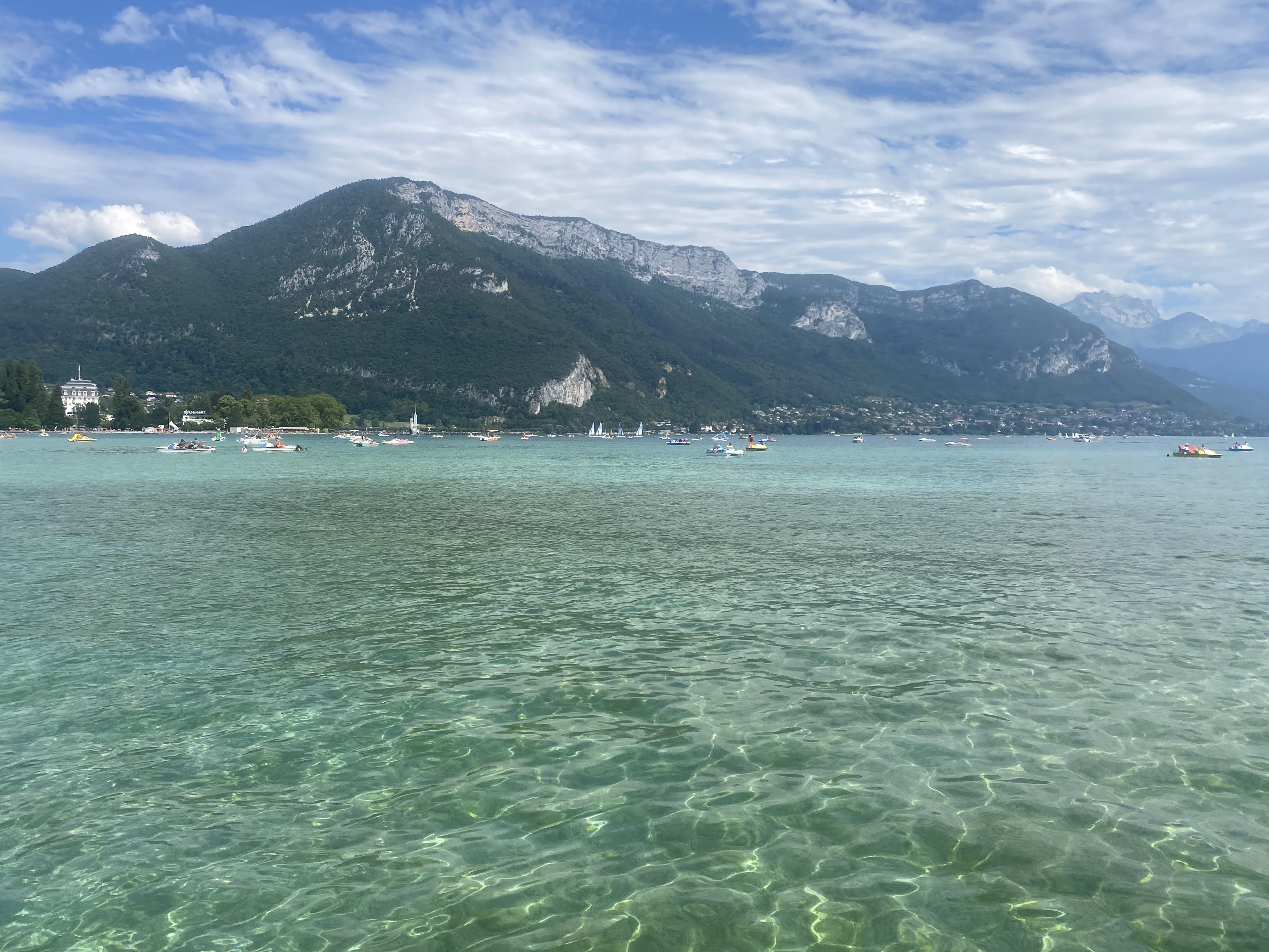 Location de vacances Annecy : comment choisir l’appartement parfait pour profiter du lac