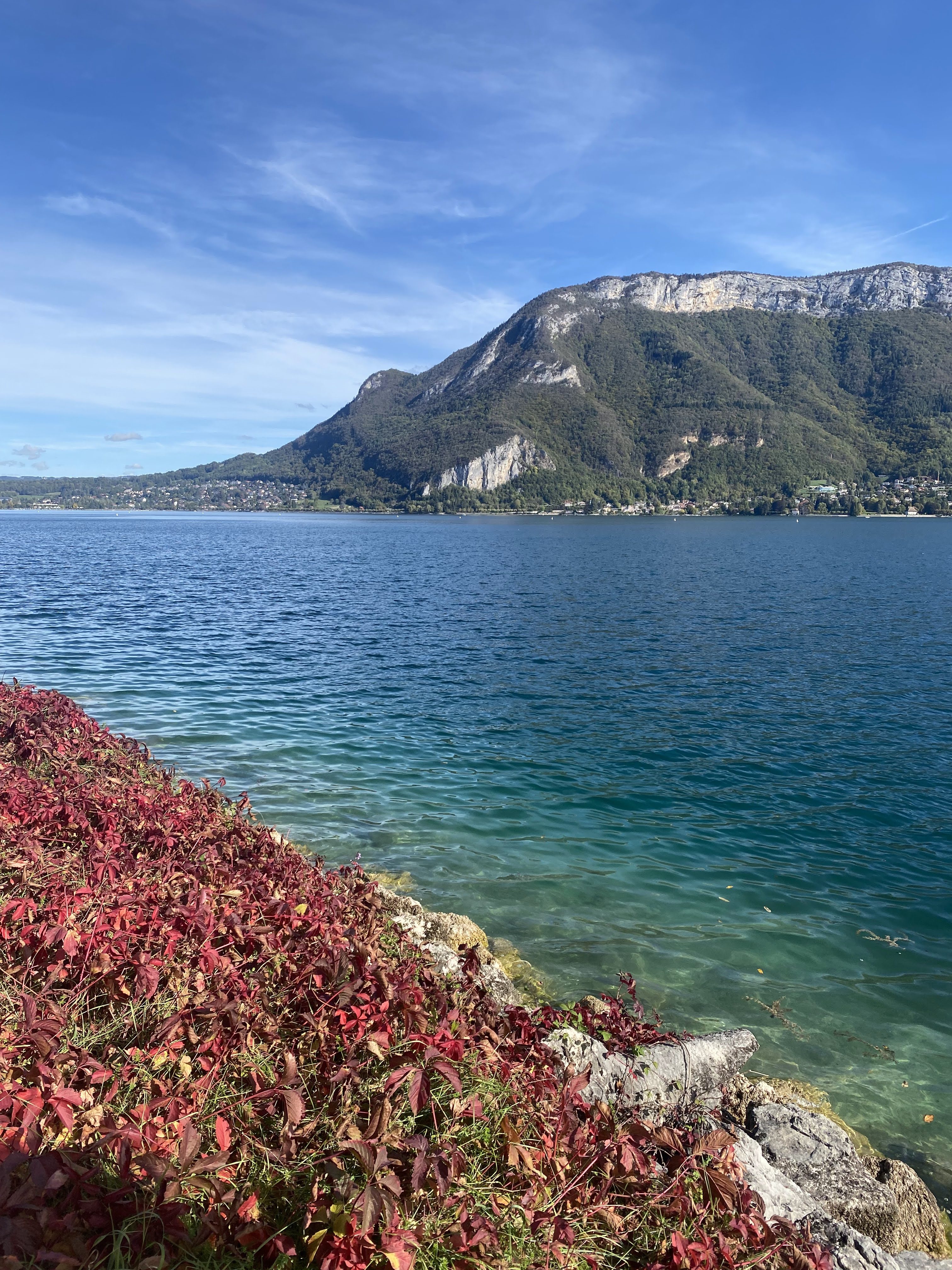 Annecy en automne : le lac hors saison, dans ses plus belles couleurs